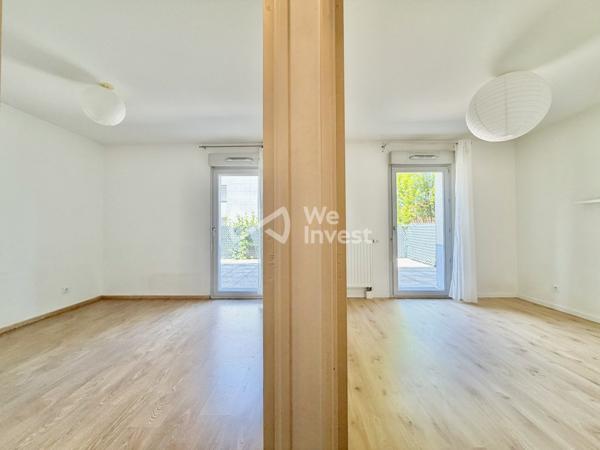 Appartement de type 3 en rez-de-chaussée avec spacieuse terrasse et garage.