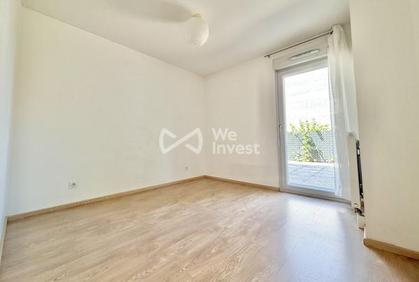 Appartement de type 3 en rez-de-chaussée avec spacieuse terrasse et garage.