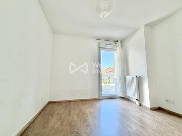 Appartement de type 3 en rez-de-chaussée avec spacieuse terrasse et garage.
