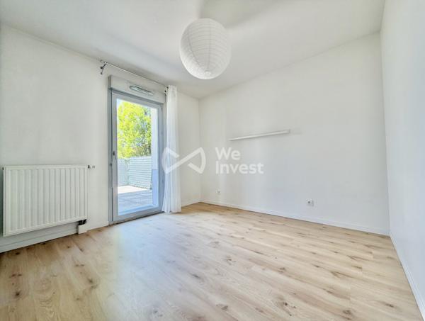 Appartement de type 3 en rez-de-chaussée avec spacieuse terrasse et garage.