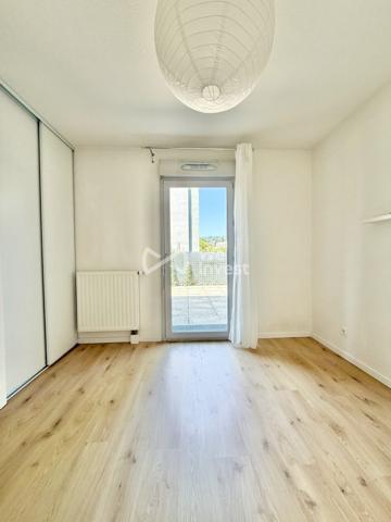 Appartement de type 3 en rez-de-chaussée avec spacieuse terrasse et garage.