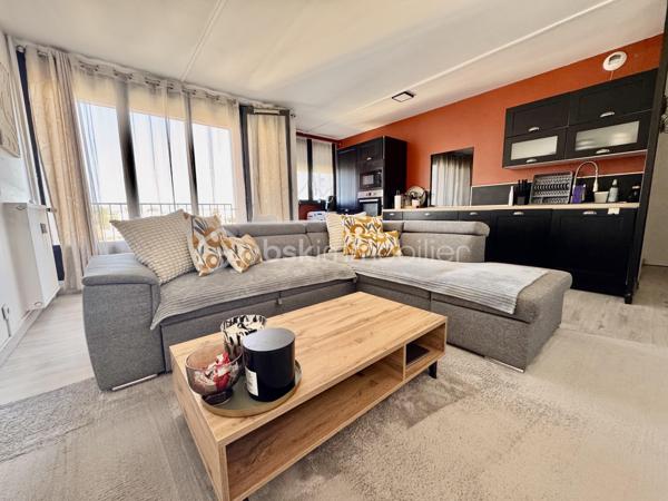 BSK IMMOBILIER vous propose à la vente ce charmant appartement, idéalement situé dans un quartier calme et agréable, à proximité des commerces, des transports et de toutes les commodités.

Dès l’entrée, vous découvrirez un vaste séjour lumineux avec sa cuisine récente équipée et aménagée, créant un espace convivial et fonctionnel. 

Un couloir dessert un dressing, une salle d’eau, une chambre spacieuse et un WC. 

Cet appartement vous offrira également un balcon et un cellier.

Situé à Compiègne, cet appartement bénéficie d'un emplacement privilégié dans une ville appréciée pour son patrimoine, son dynamisme et sa qualité de vie. Vous profiterez de la proximité des commerces, des écoles, des transports en commun et de la gare, permettant de rejoindre Paris facilement. Entre son centre-ville animé et la forêt de Compiègne, la ville offre un cadre de vie agréable, idéal pour profiter de toutes les commodités tout en bénéficiant d'un environnement verdoyant.