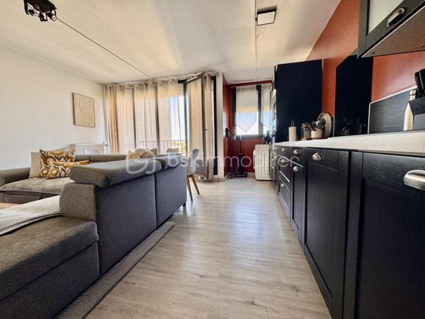 BSK IMMOBILIER vous propose à la vente ce charmant appartement, idéalement situé dans un quartier calme et agréable, à proximité des commerces, des transports et de toutes les commodités.

Dès l’entrée, vous découvrirez un vaste séjour lumineux avec sa cuisine récente équipée et aménagée, créant un espace convivial et fonctionnel. 

Un couloir dessert un dressing, une salle d’eau, une chambre spacieuse et un WC. 

Cet appartement vous offrira également un balcon et un cellier.

Situé à Compiègne, cet appartement bénéficie d'un emplacement privilégié dans une ville appréciée pour son patrimoine, son dynamisme et sa qualité de vie. Vous profiterez de la proximité des commerces, des écoles, des transports en commun et de la gare, permettant de rejoindre Paris facilement. Entre son centre-ville animé et la forêt de Compiègne, la ville offre un cadre de vie agréable, idéal pour profiter de toutes les commodités tout en bénéficiant d'un environnement verdoyant.