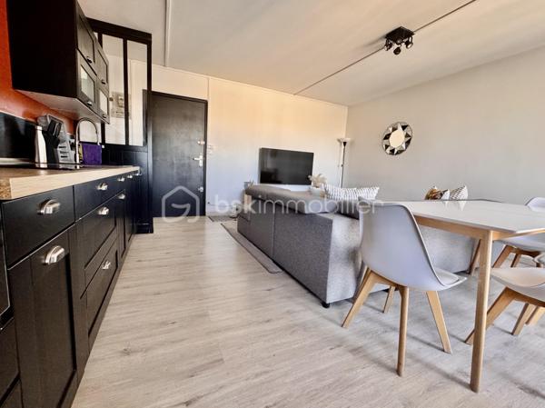 BSK IMMOBILIER vous propose à la vente ce charmant appartement, idéalement situé dans un quartier calme et agréable, à proximité des commerces, des transports et de toutes les commodités.

Dès l’entrée, vous découvrirez un vaste séjour lumineux avec sa cuisine récente équipée et aménagée, créant un espace convivial et fonctionnel. 

Un couloir dessert un dressing, une salle d’eau, une chambre spacieuse et un WC. 

Cet appartement vous offrira également un balcon et un cellier.

Situé à Compiègne, cet appartement bénéficie d'un emplacement privilégié dans une ville appréciée pour son patrimoine, son dynamisme et sa qualité de vie. Vous profiterez de la proximité des commerces, des écoles, des transports en commun et de la gare, permettant de rejoindre Paris facilement. Entre son centre-ville animé et la forêt de Compiègne, la ville offre un cadre de vie agréable, idéal pour profiter de toutes les commodités tout en bénéficiant d'un environnement verdoyant.