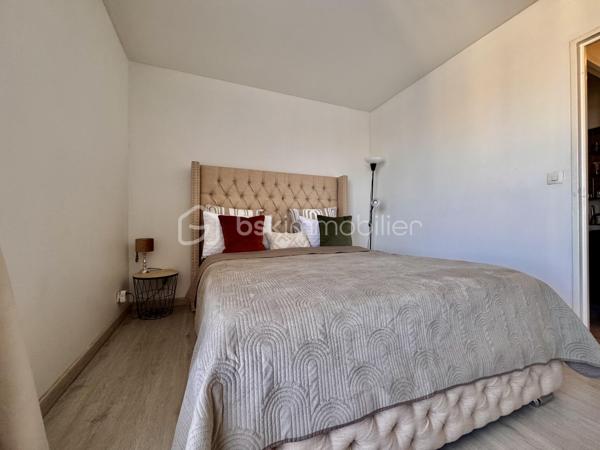 BSK IMMOBILIER vous propose à la vente ce charmant appartement, idéalement situé dans un quartier calme et agréable, à proximité des commerces, des transports et de toutes les commodités.

Dès l’entrée, vous découvrirez un vaste séjour lumineux avec sa cuisine récente équipée et aménagée, créant un espace convivial et fonctionnel. 

Un couloir dessert un dressing, une salle d’eau, une chambre spacieuse et un WC. 

Cet appartement vous offrira également un balcon et un cellier.

Situé à Compiègne, cet appartement bénéficie d'un emplacement privilégié dans une ville appréciée pour son patrimoine, son dynamisme et sa qualité de vie. Vous profiterez de la proximité des commerces, des écoles, des transports en commun et de la gare, permettant de rejoindre Paris facilement. Entre son centre-ville animé et la forêt de Compiègne, la ville offre un cadre de vie agréable, idéal pour profiter de toutes les commodités tout en bénéficiant d'un environnement verdoyant.