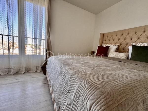 BSK IMMOBILIER vous propose à la vente ce charmant appartement, idéalement situé dans un quartier calme et agréable, à proximité des commerces, des transports et de toutes les commodités.

Dès l’entrée, vous découvrirez un vaste séjour lumineux avec sa cuisine récente équipée et aménagée, créant un espace convivial et fonctionnel. 

Un couloir dessert un dressing, une salle d’eau, une chambre spacieuse et un WC. 

Cet appartement vous offrira également un balcon et un cellier.

Situé à Compiègne, cet appartement bénéficie d'un emplacement privilégié dans une ville appréciée pour son patrimoine, son dynamisme et sa qualité de vie. Vous profiterez de la proximité des commerces, des écoles, des transports en commun et de la gare, permettant de rejoindre Paris facilement. Entre son centre-ville animé et la forêt de Compiègne, la ville offre un cadre de vie agréable, idéal pour profiter de toutes les commodités tout en bénéficiant d'un environnement verdoyant.