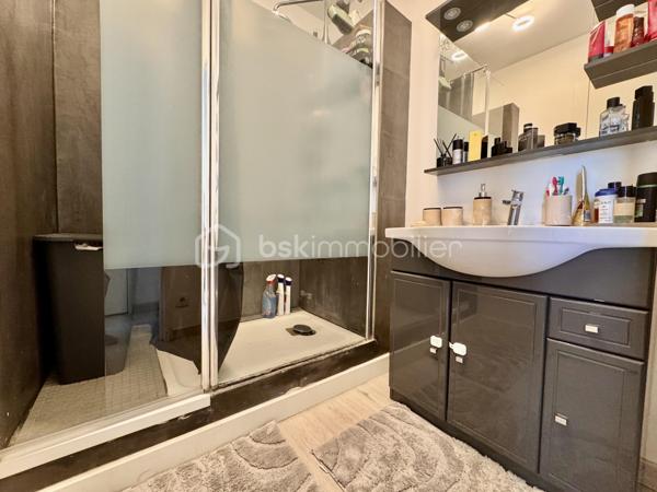 BSK IMMOBILIER vous propose à la vente ce charmant appartement, idéalement situé dans un quartier calme et agréable, à proximité des commerces, des transports et de toutes les commodités.

Dès l’entrée, vous découvrirez un vaste séjour lumineux avec sa cuisine récente équipée et aménagée, créant un espace convivial et fonctionnel. 

Un couloir dessert un dressing, une salle d’eau, une chambre spacieuse et un WC. 

Cet appartement vous offrira également un balcon et un cellier.

Situé à Compiègne, cet appartement bénéficie d'un emplacement privilégié dans une ville appréciée pour son patrimoine, son dynamisme et sa qualité de vie. Vous profiterez de la proximité des commerces, des écoles, des transports en commun et de la gare, permettant de rejoindre Paris facilement. Entre son centre-ville animé et la forêt de Compiègne, la ville offre un cadre de vie agréable, idéal pour profiter de toutes les commodités tout en bénéficiant d'un environnement verdoyant.
