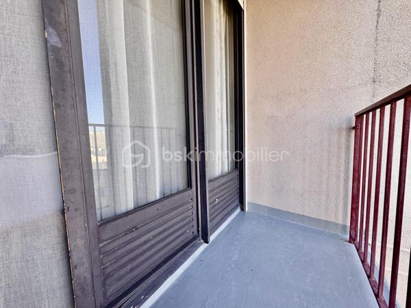 BSK IMMOBILIER vous propose à la vente ce charmant appartement, idéalement situé dans un quartier calme et agréable, à proximité des commerces, des transports et de toutes les commodités.

Dès l’entrée, vous découvrirez un vaste séjour lumineux avec sa cuisine récente équipée et aménagée, créant un espace convivial et fonctionnel. 

Un couloir dessert un dressing, une salle d’eau, une chambre spacieuse et un WC. 

Cet appartement vous offrira également un balcon et un cellier.

Situé à Compiègne, cet appartement bénéficie d'un emplacement privilégié dans une ville appréciée pour son patrimoine, son dynamisme et sa qualité de vie. Vous profiterez de la proximité des commerces, des écoles, des transports en commun et de la gare, permettant de rejoindre Paris facilement. Entre son centre-ville animé et la forêt de Compiègne, la ville offre un cadre de vie agréable, idéal pour profiter de toutes les commodités tout en bénéficiant d'un environnement verdoyant.