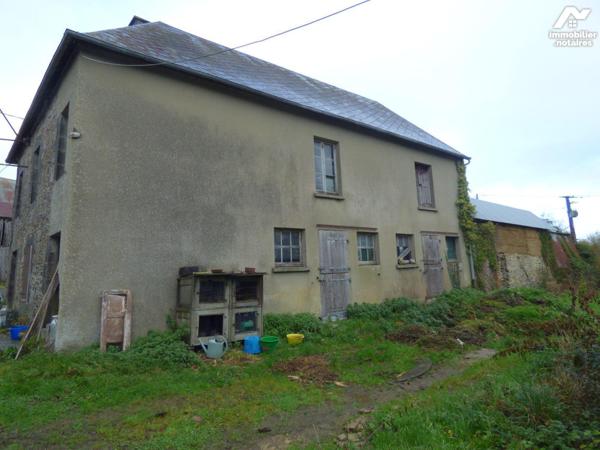 Bâtiment en pierre, briques et agglomérés sous ardoises pouvant être restauré en maison à usage...
