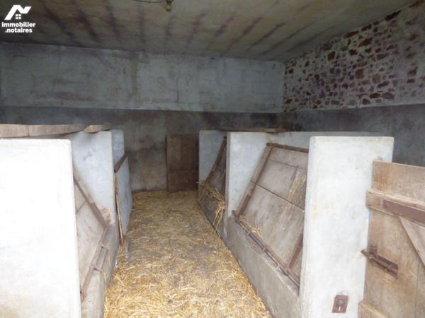 Bâtiment en pierre, briques et agglomérés sous ardoises pouvant être restauré en maison à usage...