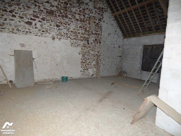 Bâtiment en pierre, briques et agglomérés sous ardoises pouvant être restauré en maison à usage...