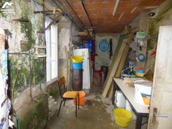 Bâtiment en pierre, briques et agglomérés sous ardoises pouvant être restauré en maison à usage...