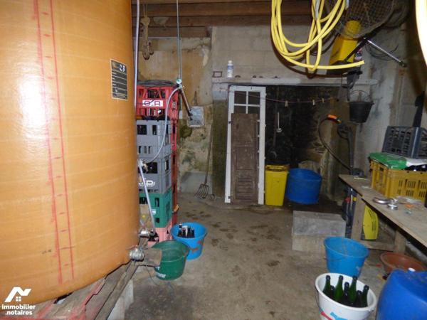 Bâtiment en pierre, briques et agglomérés sous ardoises pouvant être restauré en maison à usage...