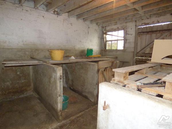Bâtiment en pierre, briques et agglomérés sous ardoises pouvant être restauré en maison à usage...