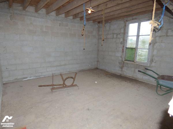 Bâtiment en pierre, briques et agglomérés sous ardoises pouvant être restauré en maison à usage...