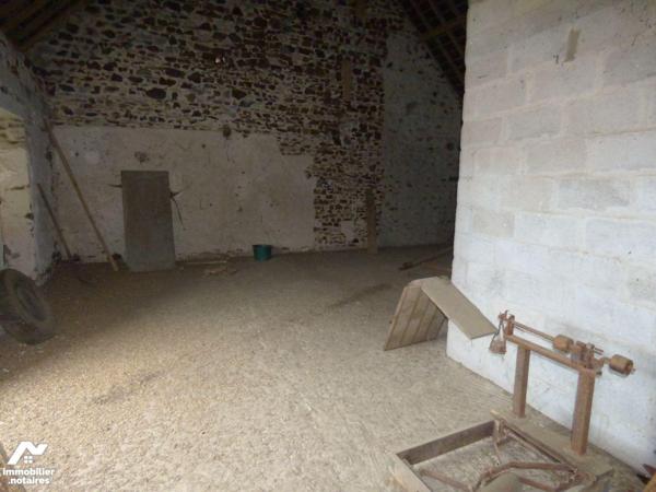Bâtiment en pierre, briques et agglomérés sous ardoises pouvant être restauré en maison à usage...