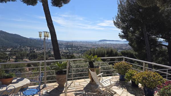 Toulon (83200) Magnifique maison en viager avec vue spectaculaire sur la rade de Toulon