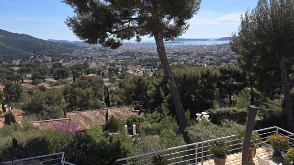 Toulon (83200) Magnifique maison en viager avec vue spectaculaire sur la rade de Toulon