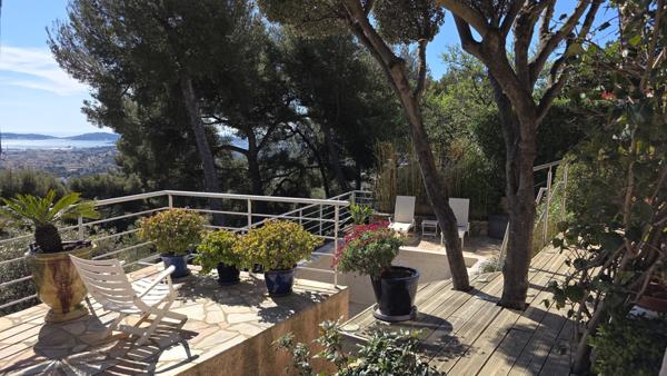 Toulon (83200) Magnifique maison en viager avec vue spectaculaire sur la rade de Toulon