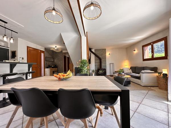 Maison familiale 4 chambres avec piscine, jacuzzi, carport et garage à Scionzier