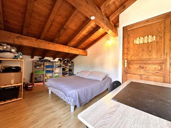 Maison familiale 4 chambres avec piscine, jacuzzi, carport et garage à Scionzier