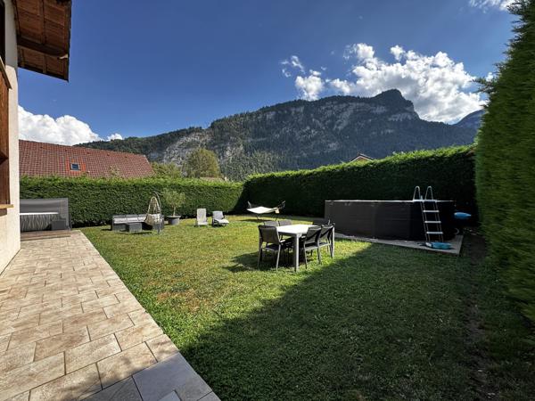 Maison familiale 4 chambres avec piscine, jacuzzi, carport et garage à Scionzier