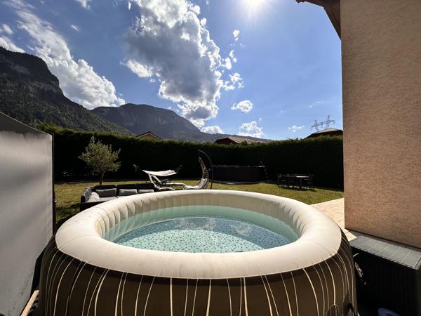 Maison familiale 4 chambres avec piscine, jacuzzi, carport et garage à Scionzier