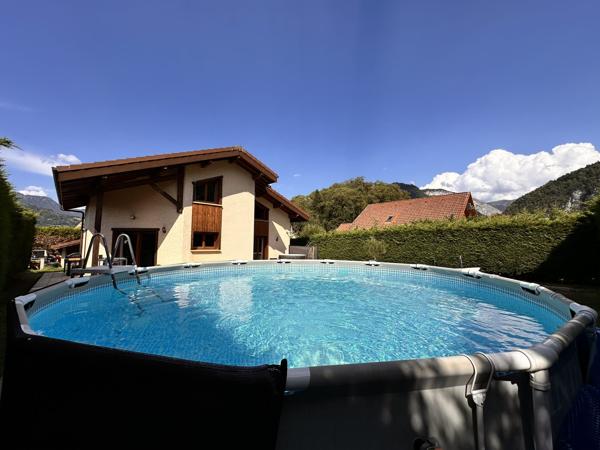 Maison familiale 4 chambres avec piscine, jacuzzi, carport et garage à Scionzier