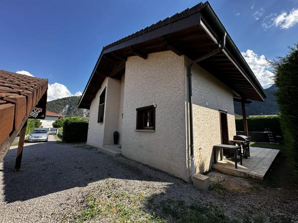 Maison familiale 4 chambres avec piscine, jacuzzi, carport et garage à Scionzier