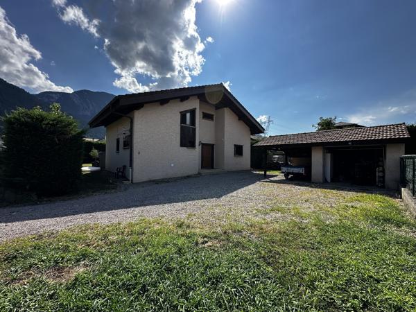 Maison familiale 4 chambres avec piscine, jacuzzi, carport et garage à Scionzier