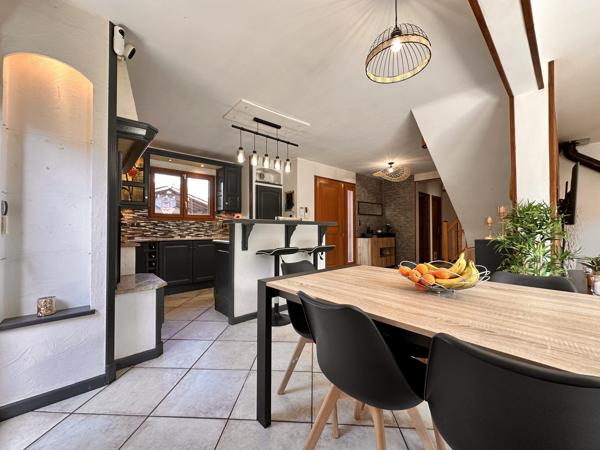 Maison familiale 4 chambres avec piscine, jacuzzi, carport et garage à Scionzier