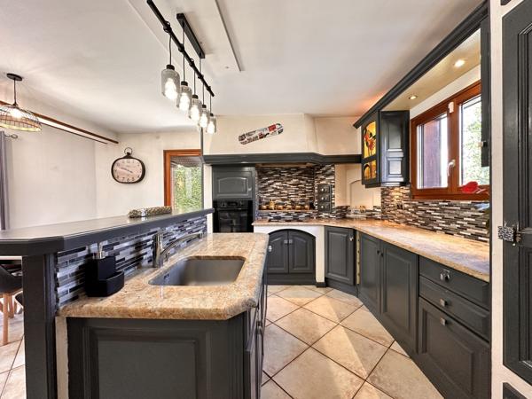Maison familiale 4 chambres avec piscine, jacuzzi, carport et garage à Scionzier