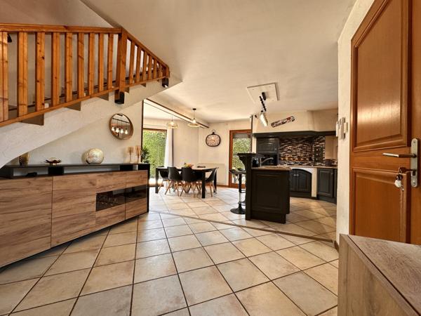 Maison familiale 4 chambres avec piscine, jacuzzi, carport et garage à Scionzier
