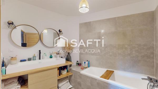 COMME UNE MAISON DE VILLE ENTIEREMENT REFAIT A NEUF AU CALME GARAGE ET PARKING