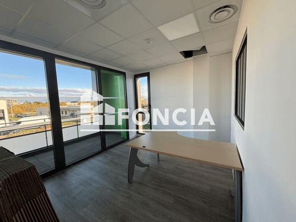 Location Local commercial 5 pièces - 70 RUE GUSTAVE EIFFEL Guilherand-granges 07500