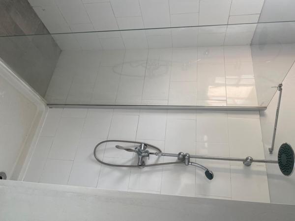 Maison en pierre avec cours