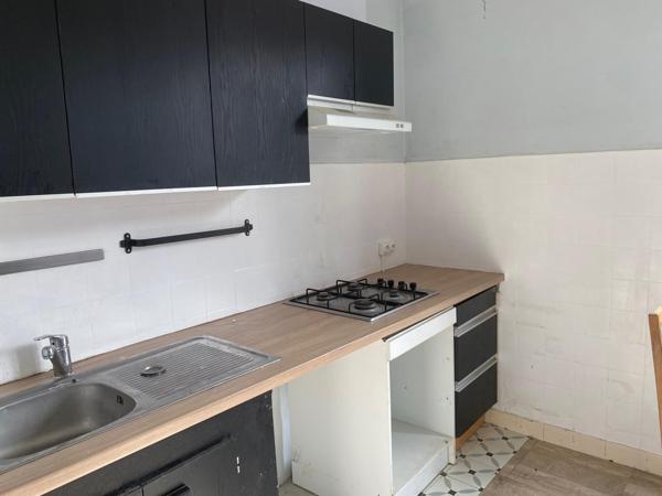 Maison en pierre avec cours