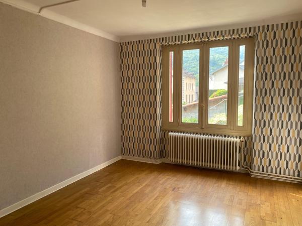 Maison en pierre avec cours