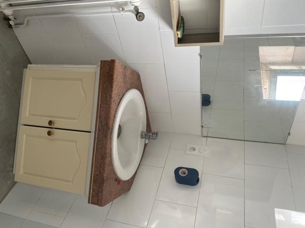 Maison en pierre avec cours