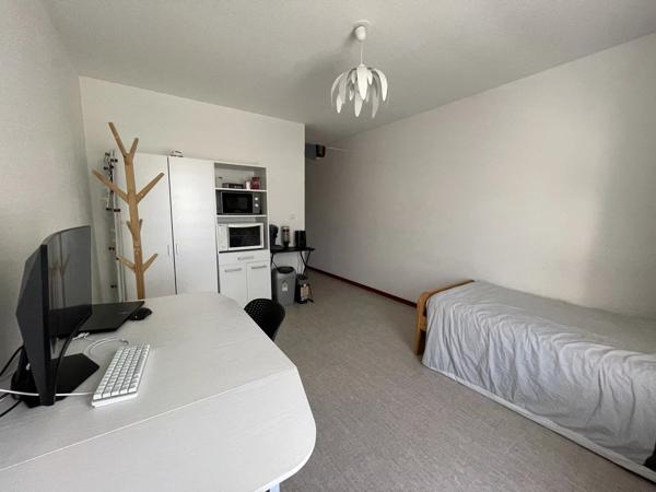 Location                                                      Studio
                        
                     1 pièces                      21 m2                     à Niort