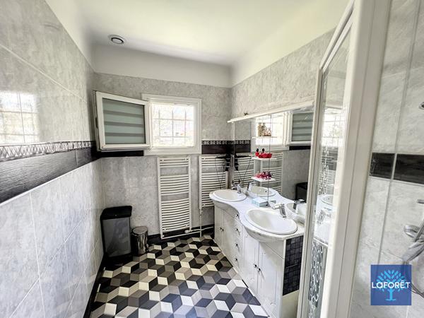 Achat maison près de MEYZIEU - 7 pièce(s) - 154 m² - 640 500 €