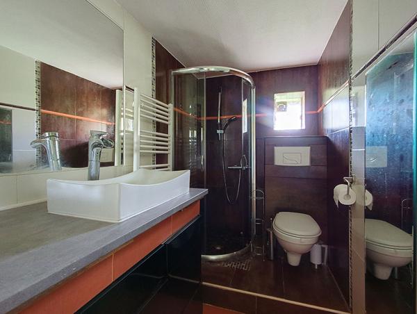 Exclusivité Nestenn Immobilier. Au centre-ville de Castanet-Tolosan. Appartement T2 Bis à vendre avec jardin et 2 parkings.