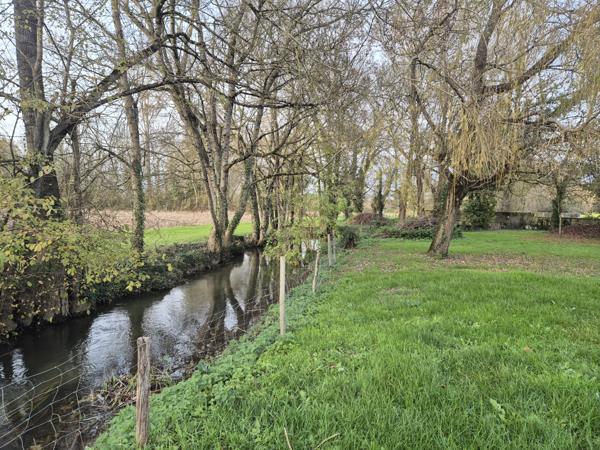 À 10 minutes de Rouillac – Ancien moulin de charme avec dépendances