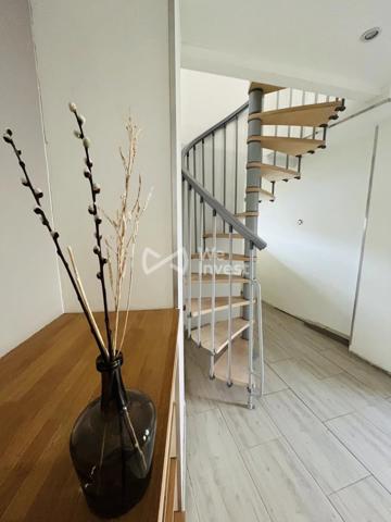 Maison de village rénovée, 71 m² habitables, 2 chambres, 1 bureau, une cour commune, grange en option