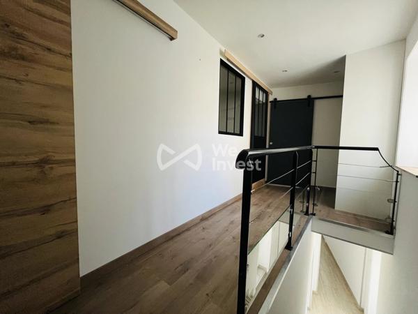 Maison de village rénovée, 71 m² habitables, 2 chambres, 1 bureau, une cour commune, grange en option