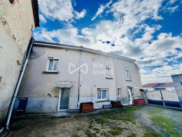 Maison de village rénovée, 71 m² habitables, 2 chambres, 1 bureau, une cour commune, grange en option