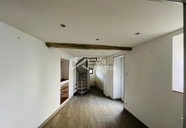 Maison de village rénovée, 71 m² habitables, 2 chambres, 1 bureau, une cour commune, grange en option
