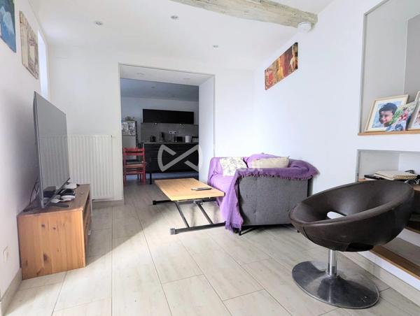 Maison de village rénovée, 71 m² habitables, 2 chambres, 1 bureau, une cour commune, grange en option