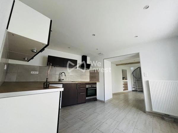 Maison de village rénovée, 71 m² habitables, 2 chambres, 1 bureau, une cour commune, grange en option
