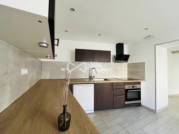 Maison de village rénovée, 71 m² habitables, 2 chambres, 1 bureau, une cour commune, grange en option